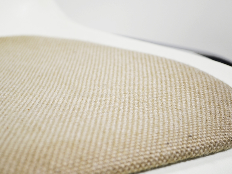 Schalenstuhl beige gepolstert